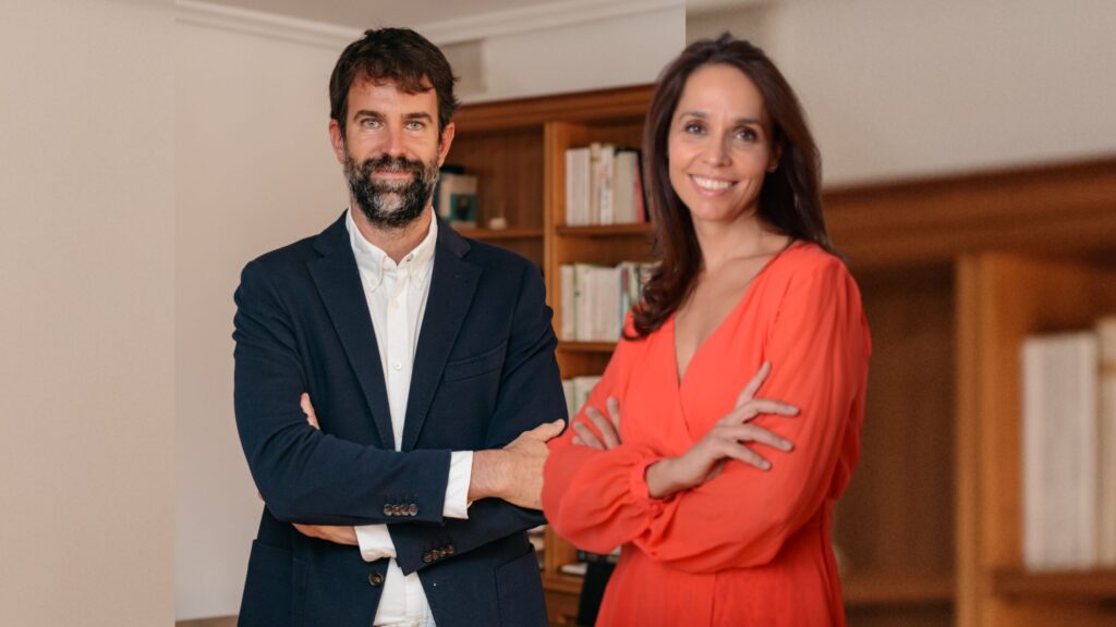 Marta Guzman y Rafa Guerrero juego cartas Emovere emociones niños hijos